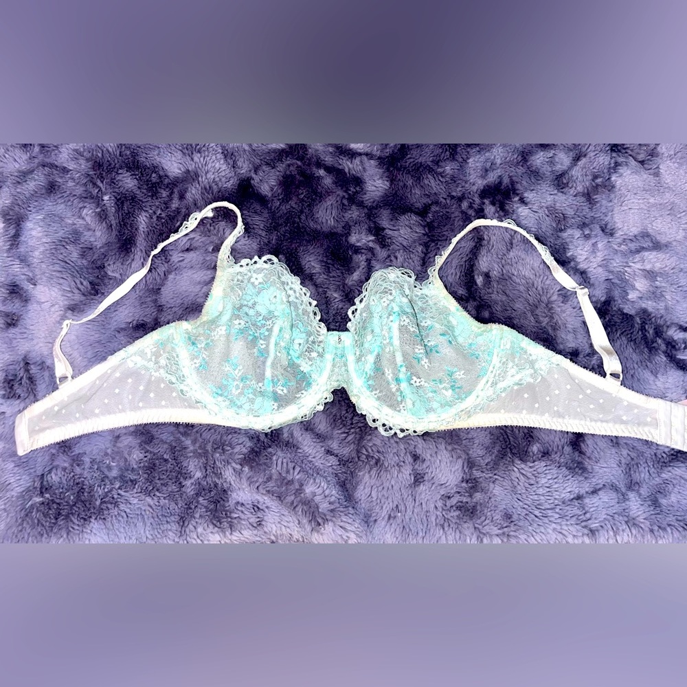 36DD Victoria’s secret bra